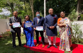 Amb. Abhishek Singh and his spouse Smt. Meghna Singh with the winners of AKAM Quiz who were felicitated during the Independence Day celebrations at the Embassy of India, Caracas
